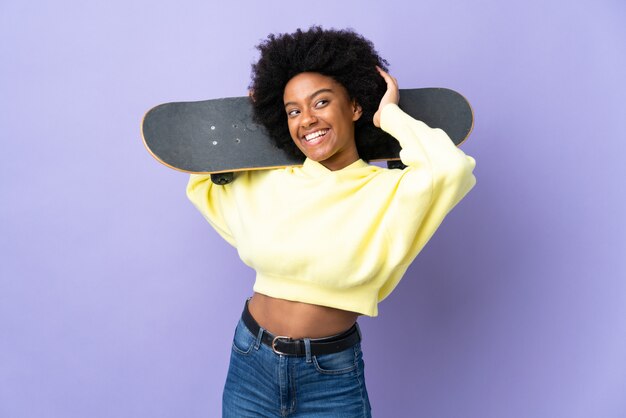 Jonge African American vrouw met een skateboard