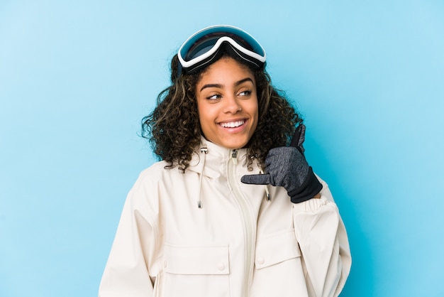 Jonge Afrikaanse Amerikaanse skiërvrouw D die een mobiel telefoongesprekgebaar met vingers tonen.