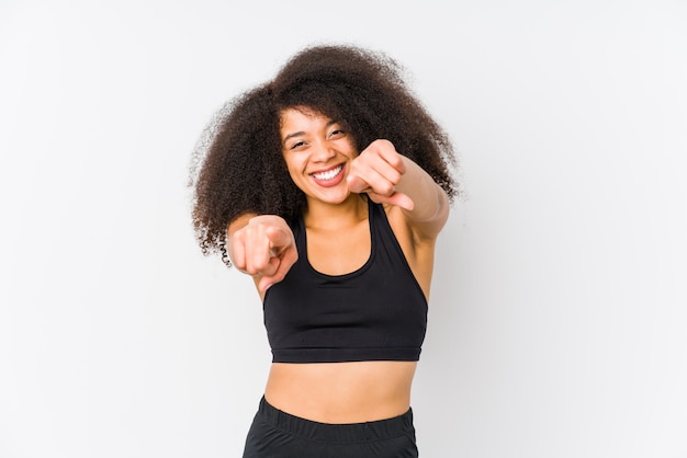 Jonge Afrikaanse Amerikaanse sportieve vrouwen vrolijke glimlachen die aan voorzijde richten.