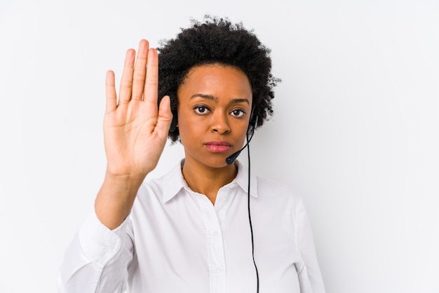 Jonge afrikaanse amerikaanse telemarketervrouw die zich met uitgestrekte hand bevinden die eindeteken tonen, die u verhinderen.