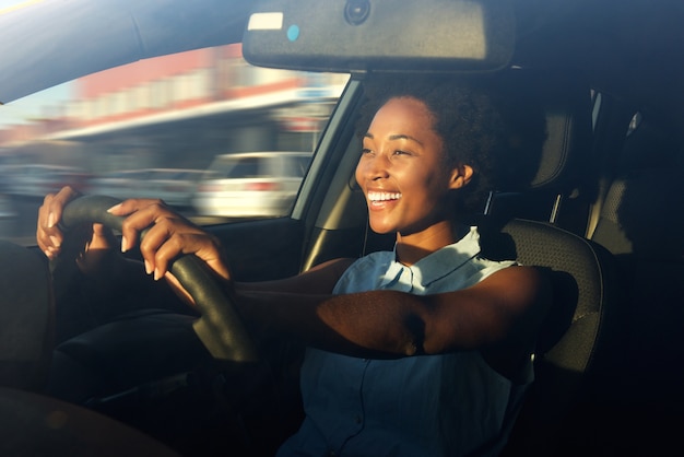 Jonge Afrikaanse Amerikaanse vrouw die een auto drijft