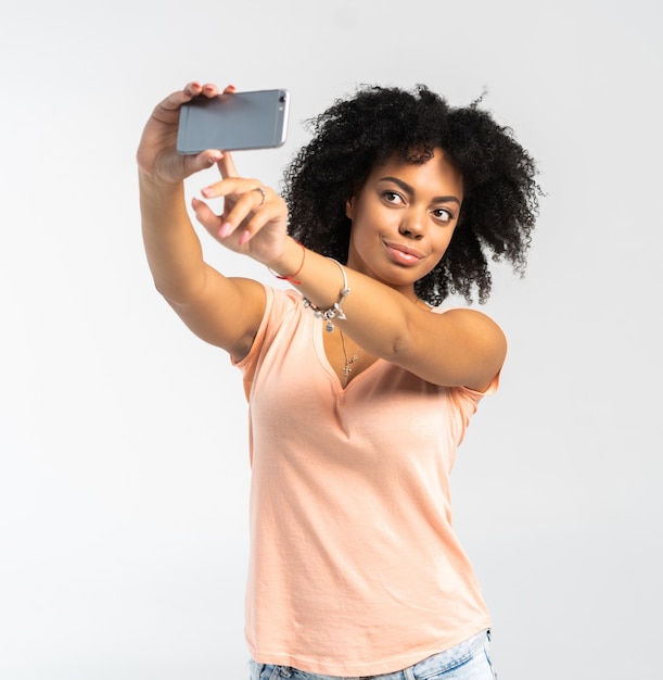 Jonge afrikaanse amerikaanse vrouw die een selfie neemt