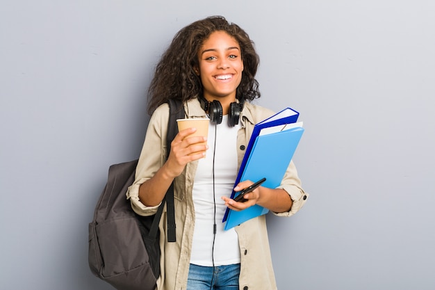 Foto jonge afrikaanse amerikaanse vrouw klaar om naar school te gaan