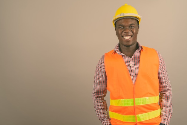 jonge Afrikaanse man bouwvakker