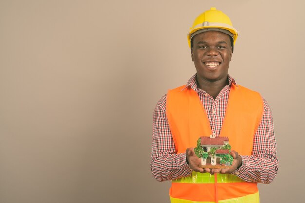 jonge Afrikaanse man bouwvakker