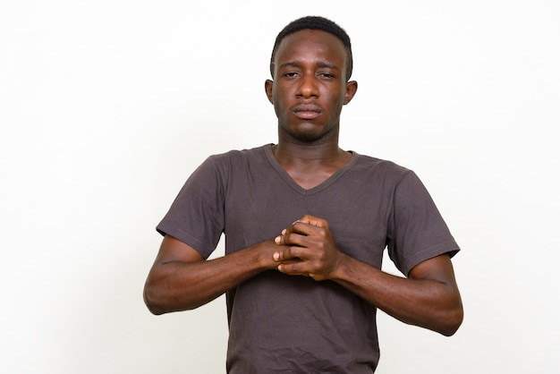 jonge Afrikaanse man geïsoleerd tegen witte ruimte