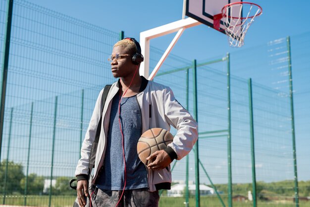 Jonge Afrikaanse man met basketbal