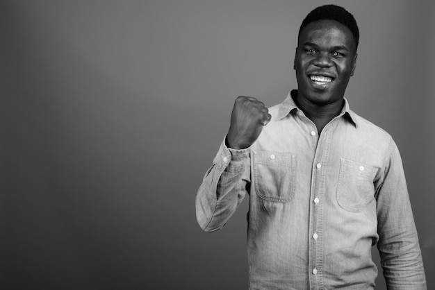 jonge Afrikaanse man met denim overhemd. Zwart-wit foto