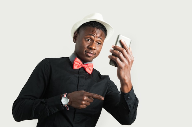 Jonge Afrikaanse man met mobiele telefoon