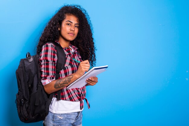 Jonge afrikaanse student met rugzak op de rug