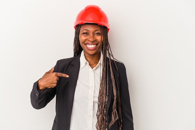 Jonge Afro-Amerikaanse architect vrouw geïsoleerd op een witte achtergrond persoon met de hand wijzend naar een shirt kopie ruimte, trots en zelfverzekerd?