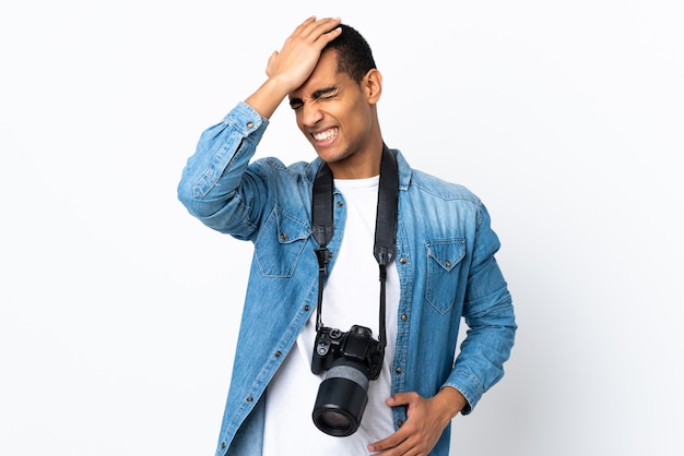 Jonge Afro-Amerikaanse fotograaf man op geïsoleerde wit twijfels met verwarren gezichtsuitdrukking