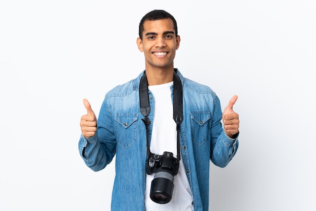 Jonge Afro-Amerikaanse fotograaf man over geïsoleerde witte muur geven een thumbs up gebaar