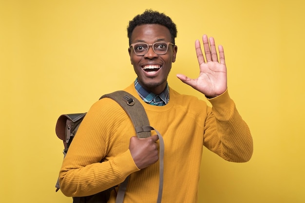 Jonge afro-amerikaanse gastvrije student man met vijf vingers op camera