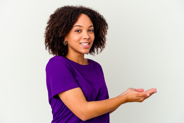 Jonge Afro-Amerikaanse gemengd ras vrouw geïsoleerd met een kopie ruimte op een palm.