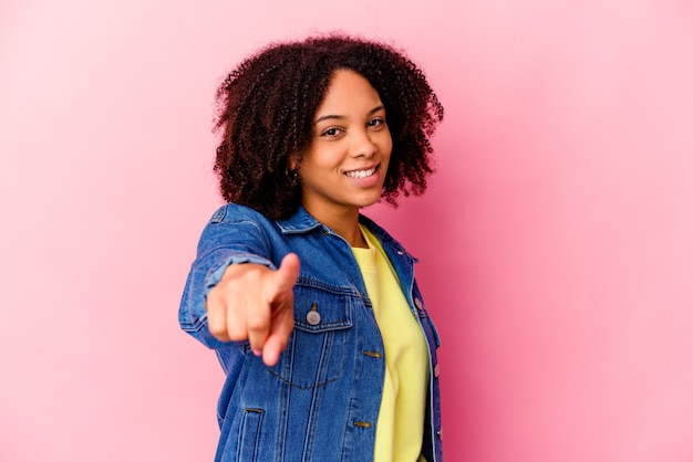 Jonge Afro-Amerikaanse gemengd ras vrouw geïsoleerd naar voren met vingers.