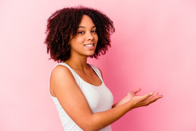 Jonge Afro-Amerikaanse gemengd ras vrouw met een kopie ruimte op een palm.