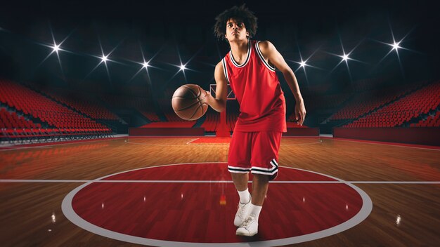 Jonge Afro-Amerikaanse jongen met basketbal in het midden van het stadion