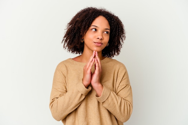 Foto jonge afro-amerikaanse krullende vrouw geïsoleerd emoties uitdrukken