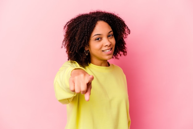 Jonge Afro-Amerikaanse krullende vrouw geïsoleerd emoties uitdrukken