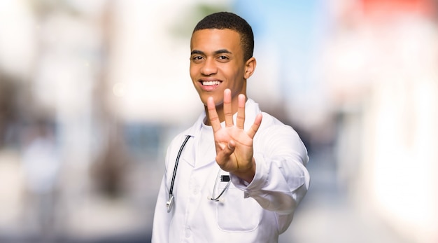 Jonge afro Amerikaanse man arts gelukkig en vier tellen