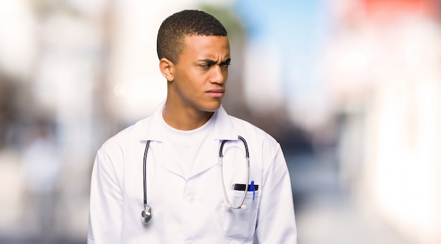Jonge Afro-Amerikaanse man arts gevoel boos op buitenshuis