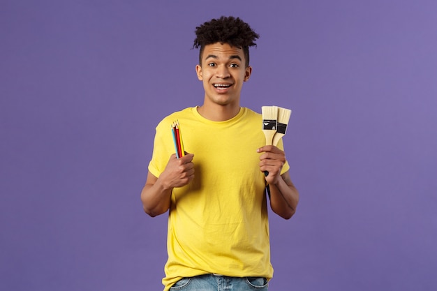 Jonge Afro-Amerikaanse man in geel shirt met gebaar.