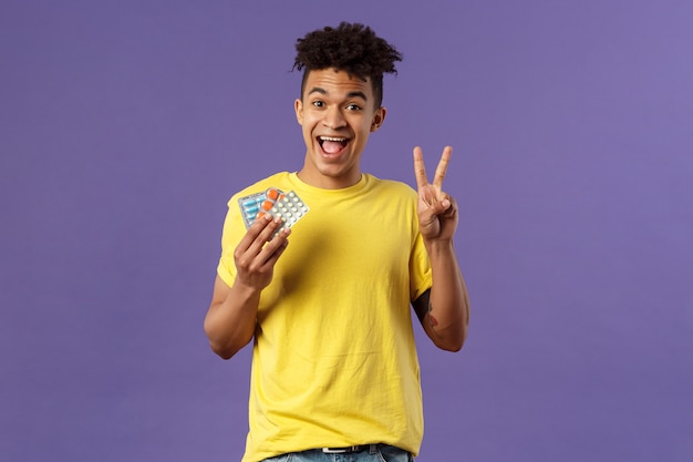 Jonge Afro-Amerikaanse man in geel shirt met gebaar.