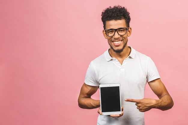 Jonge Afro-Amerikaanse man met een Touchpad-Tablet