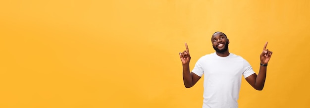 Jonge Afro-Amerikaanse man op gele achtergrond naar boven gericht