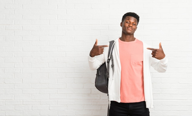 Jonge Afro-Amerikaanse man student trots en zelfvoldaan in liefde zelf concept