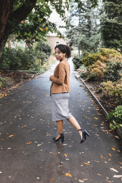 Jonge Afro-Amerikaanse multiraciale vrouw straat portret herfst of lente seizoen