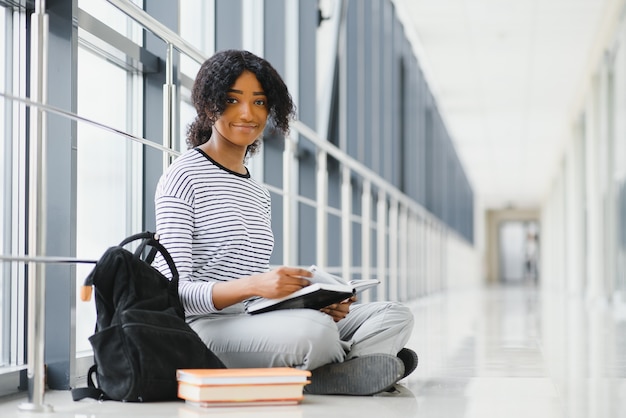 Jonge Afro-Amerikaanse student aan de universiteit