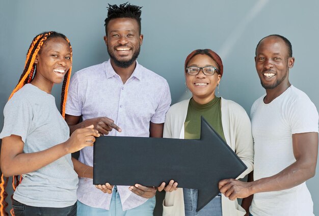 Jonge Afro-Amerikaanse vrienden houden tekstballonnen met tekstballonnen omhoog