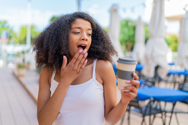 Jonge Afro-Amerikaanse vrouw buiten.