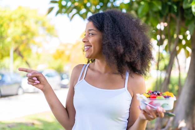 Jonge Afro-Amerikaanse vrouw buiten.