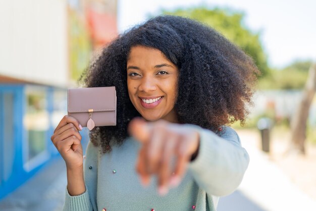 Jonge Afro-Amerikaanse vrouw buiten.