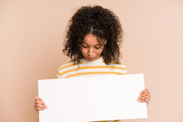 Jonge afro-amerikaanse vrouw die een banner geïsoleerd houdt