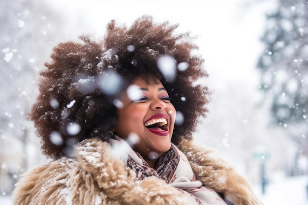 Jonge afro-amerikaanse vrouw die geniet van wintersneeuwvlokken op een vreugdevol buitenmoment