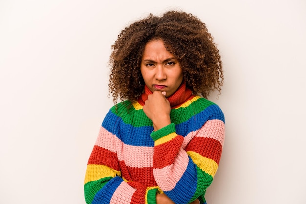 Jonge Afro-Amerikaanse vrouw geïsoleerd op een witte achtergrond denken en opzoeken als reflecterend overweegt een fantasie te hebben