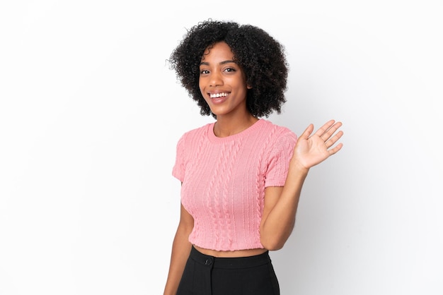 Foto jonge afro-amerikaanse vrouw geïsoleerd op een witte achtergrond die met de hand salueert met een gelukkige uitdrukking