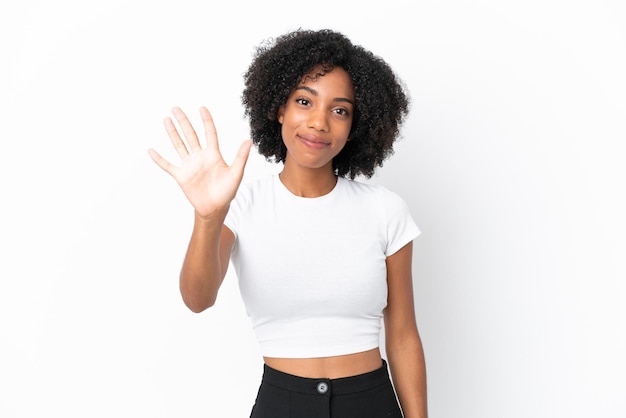 Jonge Afro-Amerikaanse vrouw geïsoleerd op een witte achtergrond die vijf met vingers telt