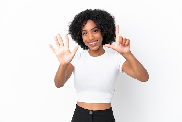 Jonge Afro-Amerikaanse vrouw geïsoleerd op een witte achtergrond die zeven met vingers telt