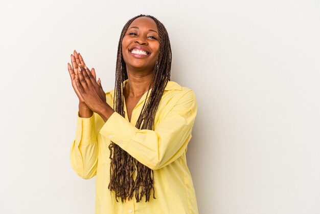 Jonge afro-amerikaanse vrouw geïsoleerd op een witte achtergrond die zich energiek en comfortabel voelt, zelfverzekerd handen wrijvend.