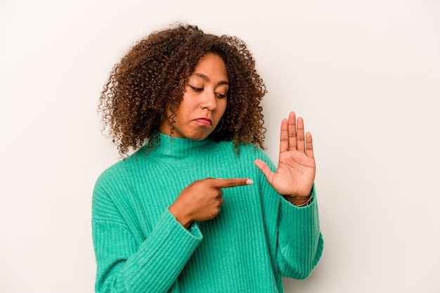 Jonge Afro-Amerikaanse vrouw geïsoleerd op een witte achtergrond glimlachend vrolijk met nummer vijf met vingers