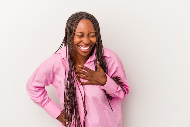 Jonge Afro-Amerikaanse vrouw geïsoleerd op een witte achtergrond lachen houden handen op het hart, concept van geluk.