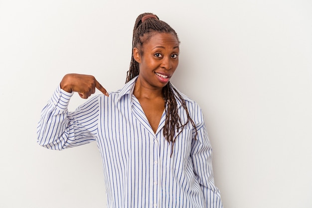 Jonge afro-amerikaanse vrouw geïsoleerd op een witte achtergrond persoon die met de hand wijst naar een shirt kopieerruimte, trots en zelfverzekerd?