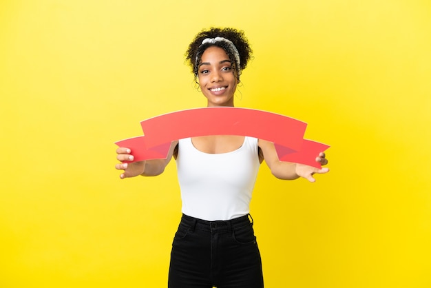 Jonge afro-amerikaanse vrouw geïsoleerd op gele achtergrond met een leeg bordje