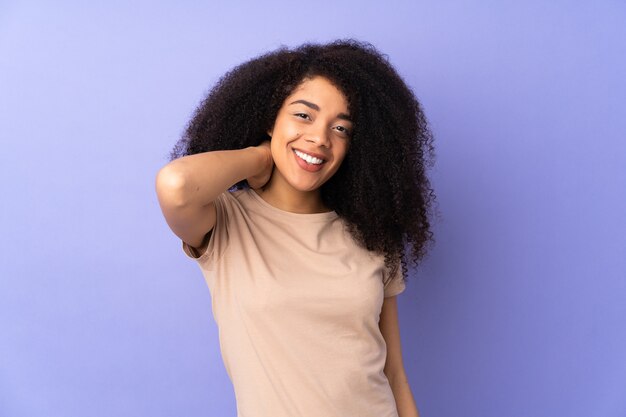 Jonge Afro-Amerikaanse vrouw geïsoleerd op paars lachen