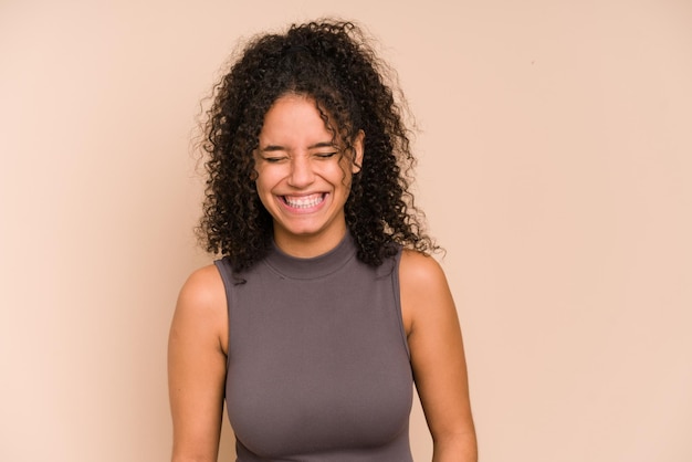Jonge Afro-Amerikaanse vrouw lachen geïsoleerd